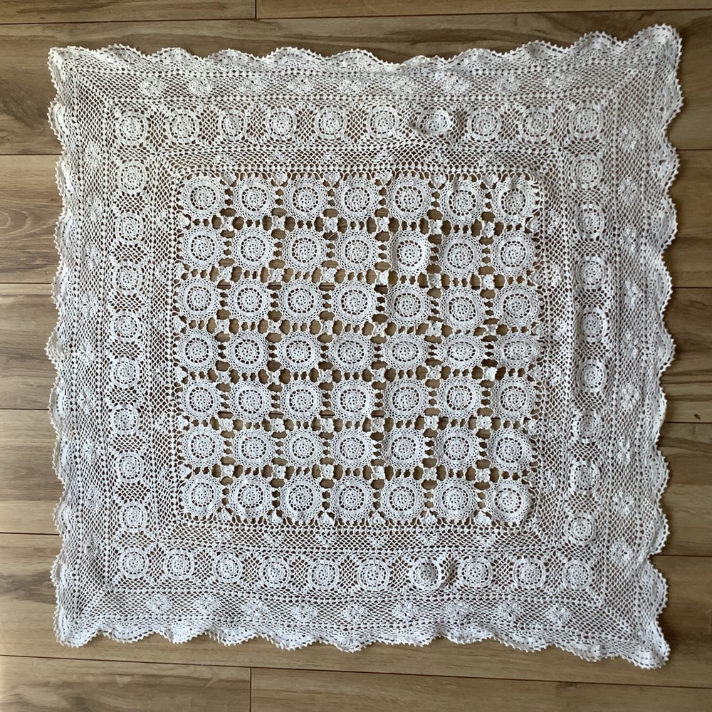 EUC Vintage 31-32” SQ lace tea cloth / centrepiece granny crochet